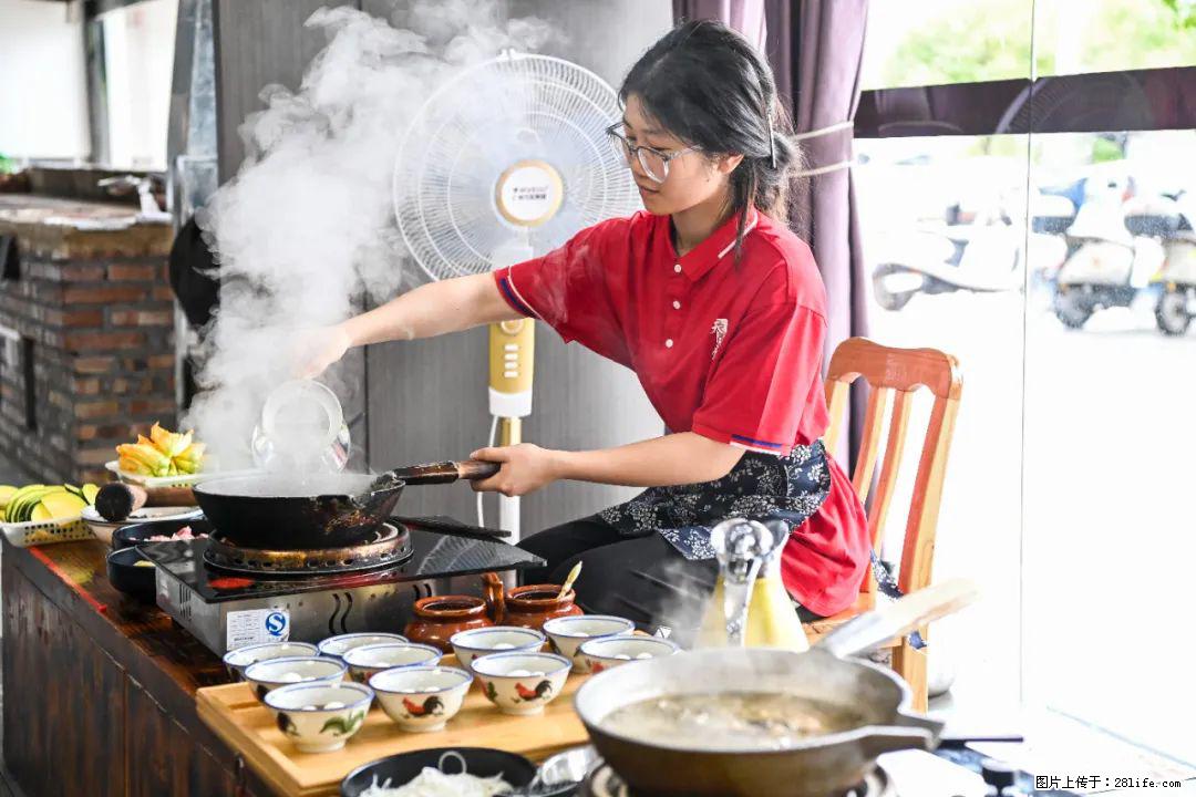 全网追的“扁担女孩”，找了一份暑假工，时薪12元 - 阿拉尔生活资讯 - 阿拉尔28生活网 ale.28life.com